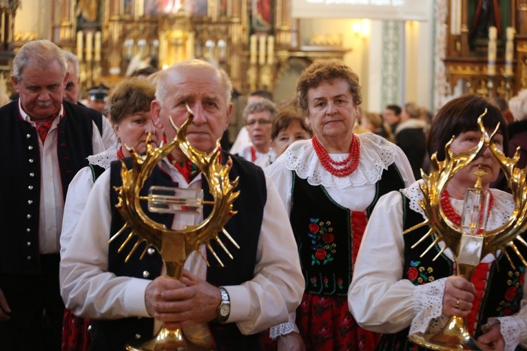 Z najwyższą czcią parafianie z Osieka powitali też relikwie świętych apostołów Bożego Miłosierdzia