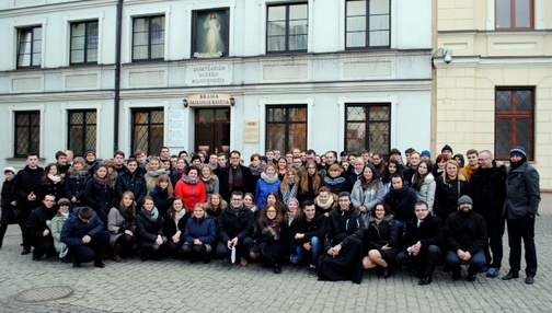 Pamiątkowa fotografia uczestników ogólnopolskiej sesji KSM w Płocku