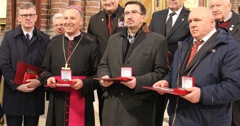 S. Cenckiewicz z medalem ks. Popiełuszki