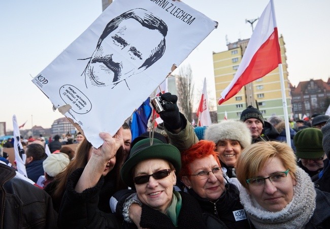 KOD murem za Wałęsą
