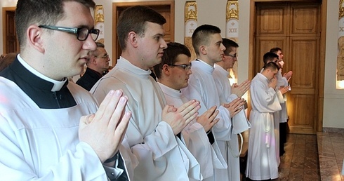 "Przyjmij księgę Słowa Bożego..."