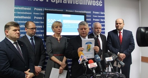 W konferencji prasowej dotyczącej programu „Rodzina 500 plus” uczestniczyli parlamentarzyści Prawa i Sprawiedliwości (od lewej): Wojciech Skurkiewicz, Adam Bielan, Anna Kwiecień, Marek Suski, Dariusz Bąk, Andrzej Kosztowniak