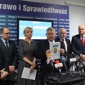 W konferencji prasowej dotyczącej programu „Rodzina 500 plus” uczestniczyli parlamentarzyści Prawa i Sprawiedliwości (od lewej): Wojciech Skurkiewicz, Adam Bielan, Anna Kwiecień, Marek Suski, Dariusz Bąk, Andrzej Kosztowniak