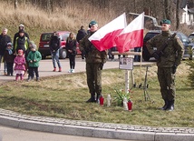  Podczas uroczystości żołnierze 22 Karpackiego Batalionu Piechoty Górskiej z Kłodzka zaciągnęli wartę honorową przy krzyżu upamiętniającym rotmistrza Witolda Pileckiego