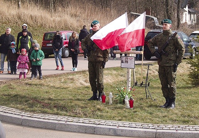  Podczas uroczystości żołnierze 22 Karpackiego Batalionu Piechoty Górskiej z Kłodzka zaciągnęli wartę honorową przy krzyżu upamiętniającym rotmistrza Witolda Pileckiego