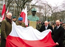 Popiersie Józefa Franczaka odsłonił jego syn Marek (drugi od prawej) wraz z reprezentantami prezydenta  i rządu – Wojciechem Kolarskim  i Jarosławem Gowinem