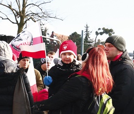 Maszerującym towarzyszyły hasła: „Bóg, Honor i Ojczyzna”; „Inko, Inko, zachowałaś się jak trzeba, dziś patrzysz na nas z nieba”; „O wyklętych pamiętamy, komunistom żyć nie damy”