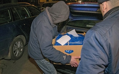 Funkcjonariusze policji wynoszą dokumentację znalezioną podczas przeszukania domu gen. Czesława Kiszczaka