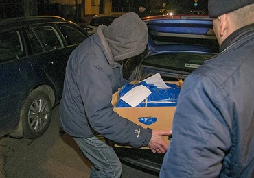 Funkcjonariusze policji wynoszą dokumentację znalezioną podczas przeszukania domu gen. Czesława Kiszczaka