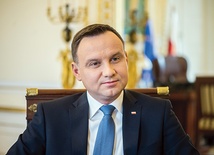 Andrzej Sebastian Duda  ur. w 1972 r., od 6 sierpnia 2015 r. prezydent Rzeczypospolitej Polskiej. Prawnik i polityk. W swojej politycznej karierze był podsekretarzem stanu w Ministerstwie Sprawiedliwości oraz w Kancelarii Prezydenta Lecha Kaczyńskiego, posłem na Sejm i deputowanym do Parlamentu Europejskiego. Był też członkiem Trybunału Stanu. Jest mężem Agaty Kornhauser-Dudy i ojcem Kingi. Pochodzi z Krakowa.