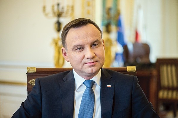 Andrzej Sebastian Duda  ur. w 1972 r., od 6 sierpnia 2015 r. prezydent Rzeczypospolitej Polskiej. Prawnik i polityk. W swojej politycznej karierze był podsekretarzem stanu w Ministerstwie Sprawiedliwości oraz w Kancelarii Prezydenta Lecha Kaczyńskiego, posłem na Sejm i deputowanym do Parlamentu Europejskiego. Był też członkiem Trybunału Stanu. Jest mężem Agaty Kornhauser-Dudy i ojcem Kingi. Pochodzi z Krakowa.