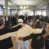 26.02.2016. Rzym. Papież Franciszek odwiedził ośrodek walki z narkomanią. Do leżącego nieopodal Rzymu ośrodka terapeutycznego św. Karola Franciszek przyjechał bez ochrony. Aktualnie przebywa tam 55 osób. Wizyta ta wpisuje się w papieskie „piątki miłosierdzia”. 