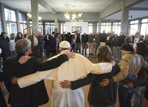 26.02.2016. Rzym. Papież Franciszek odwiedził ośrodek walki z narkomanią. Do leżącego nieopodal Rzymu ośrodka terapeutycznego św. Karola Franciszek przyjechał bez ochrony. Aktualnie przebywa tam 55 osób. Wizyta ta wpisuje się w papieskie „piątki miłosierdzia”. 