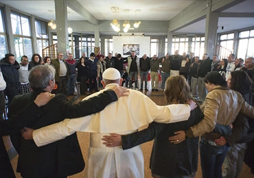 26.02.2016. Rzym. Papież Franciszek odwiedził ośrodek walki z narkomanią. Do leżącego nieopodal Rzymu ośrodka terapeutycznego św. Karola Franciszek przyjechał bez ochrony. Aktualnie przebywa tam 55 osób. Wizyta ta wpisuje się w papieskie „piątki miłosierdzia”. 