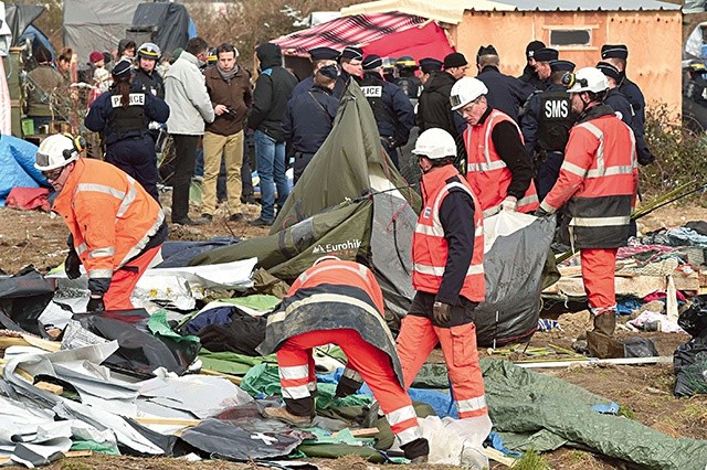 29 lutego w Calais rozpoczęto likwidację tzw. dżungli. Koczujący dotąd w tym miejscu imigranci mają zostać przeniesieni do specjalnych obozów rozlokowanych w całej Francji