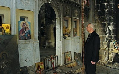 Abp Stanisław Gądecki w spalonym kościele w Malula