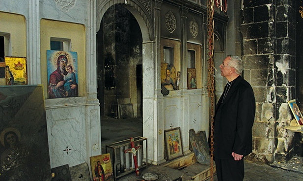 Abp Stanisław Gądecki w spalonym kościele w Malula