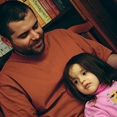 Assan (na zdjęciu z córką Muminą) i jego rodzina opuścili Krym dwa tygodnie po rosyjskim „referendum” w marcu 2014 r. Schronienie i pomoc znaleźli w Drohobyczu