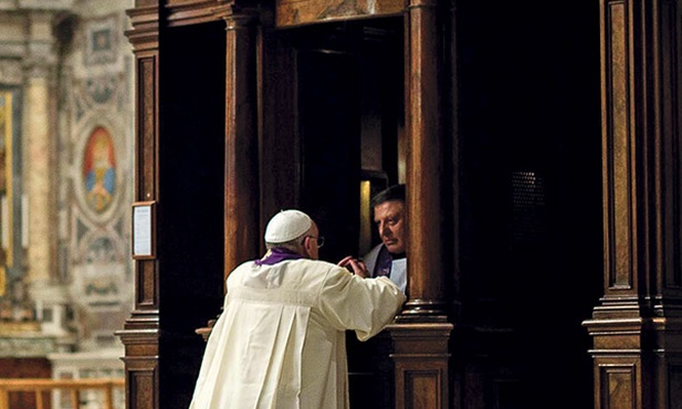 Wyznanie win w konfesjonale oznacza, że pozwalam Jezusowi umyć sobie nogi. Na zdjęciu: papież Franciszek u spowiedzi 