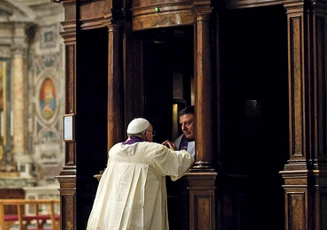 Wyznanie win w konfesjonale oznacza, że pozwalam Jezusowi umyć sobie nogi. Na zdjęciu: papież Franciszek u spowiedzi 