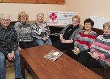 Wolontariusze PZC (od prawej): Maria Marcinkowska, Krystyna Dróbka, Zofia Siuda, Barbara Maciaszek, Elżbieta Rylewicz  i Szczepan Maciaszek