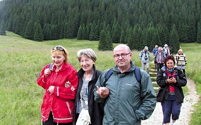  Podczas rekolekcji w zeszłym roku Anna dzielne pełniła funkcję animatora. Na zdjęciu (w środku) podczas wycieczki w Dolinie Chochołowskiej