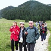  Podczas rekolekcji w zeszłym roku Anna dzielne pełniła funkcję animatora. Na zdjęciu (w środku) podczas wycieczki w Dolinie Chochołowskiej