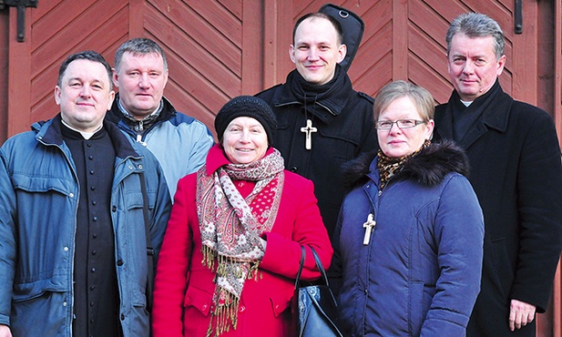 Ekipa ewangelizacyjna wraz z proboszczem parafii (pierwszy z prawej)