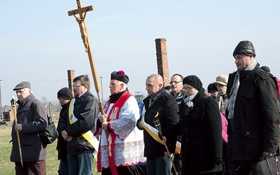 Krzyż niósł ks. prałat  Władysław Zązel