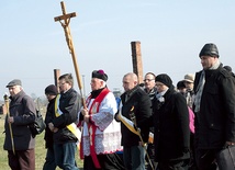 Krzyż niósł ks. prałat  Władysław Zązel