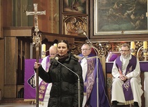  Członkowie pierwszej wspólnoty neokatechumenalnej podczas obrzędu