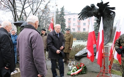 Jako pierwsza kwiaty pod pomnikiem upamiętniający czyn zbrojny żołnierzy WiN złożyła delegacja Związku Więźniów Politycznych Okresu Stalinowskiego z jego prezesem Henrykiem Wiśnickim