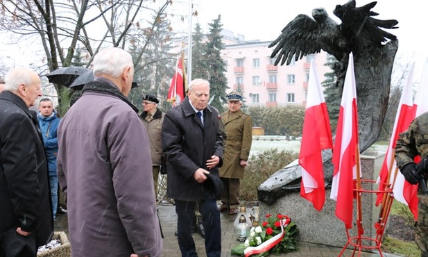 Jako pierwsza kwiaty pod pomnikiem upamiętniający czyn zbrojny żołnierzy WiN złożyła delegacja Związku Więźniów Politycznych Okresu Stalinowskiego z jego prezesem Henrykiem Wiśnickim