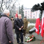 Jako pierwsza kwiaty pod pomnikiem upamiętniający czyn zbrojny żołnierzy WiN złożyła delegacja Związku Więźniów Politycznych Okresu Stalinowskiego z jego prezesem Henrykiem Wiśnickim