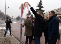 Wstęgę na rondzie Żołnierzy Wyklętych zerwali przedstawiciele władz miasta, powiatu i parlamentrzyści