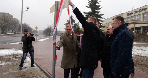 Wstęgę na rondzie Żołnierzy Wyklętych zerwali przedstawiciele władz miasta, powiatu i parlamentrzyści