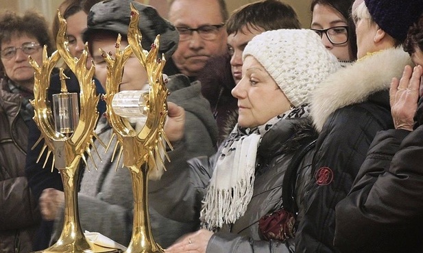 Po Eucharystii każdy mógł uczcić relikwie św. Jana Pawła II i św. Faustyny