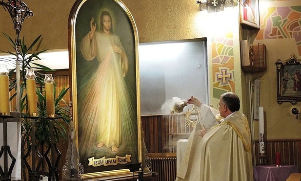 Ks. proboszcz Stanisław Kobiałka przy peregrynującym obrazie Jezusa Miłosiernego