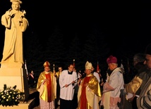 Od 3 lat przed bazyliką św. Kazimierza stoi pomnik patrona miasta i diecezji