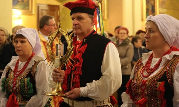 Parafianie uroczyście wniesli do świątyni relikwie apostołów Bożego Miłosierdzia