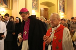Wraz z parafianami powitali obraz Miłosiernego bp Roman Pindel i proboszcz ks. Jan Dewera