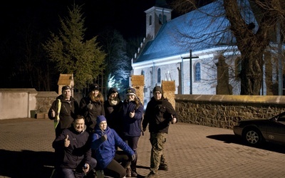 Sztab sochaczewskiej EDK przed kościołem w Kozłowie Biskupim