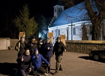 Sztab sochaczewskiej EDK przed kościołem w Kozłowie Biskupim