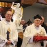 Procesyjnemu wprowadzeniu figury do kościoła przewodził ks. Marian Brach, miejscowy proboszcz, i ks. Piotr Bieniek CSMA, michalita pochodzący z Michalczowej