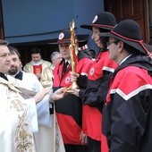 Ks. proboszcz Marek Kręcioch podaje relikwie św. Jana Pawła II honorowym krwiodawcom z OSP Kobiernice
