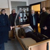 Rycerze Kolumba zapoznawali się z obsługą otrzymanego specjalistycznego sprzętu rehabilitacyjnego