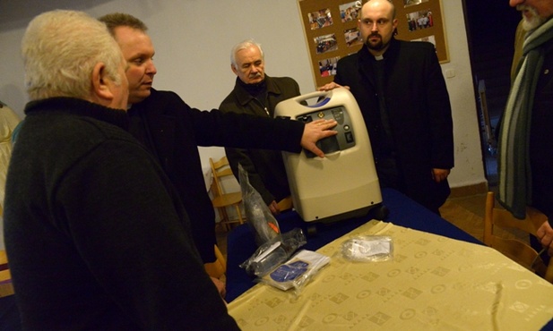 Ks. Robert Kowalski demonstruje działanie koncentratora tlenu