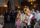 Bp Lechowicz zapala Świecę Nawiedzenia w Ujanowicach