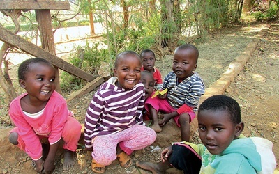  Większość kenijskich dzieci z Kithatu, którymi opiekowała się Julia, pochodzi z rozbitych rodzin