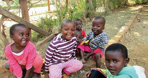  Większość kenijskich dzieci z Kithatu, którymi opiekowała się Julia, pochodzi z rozbitych rodzin